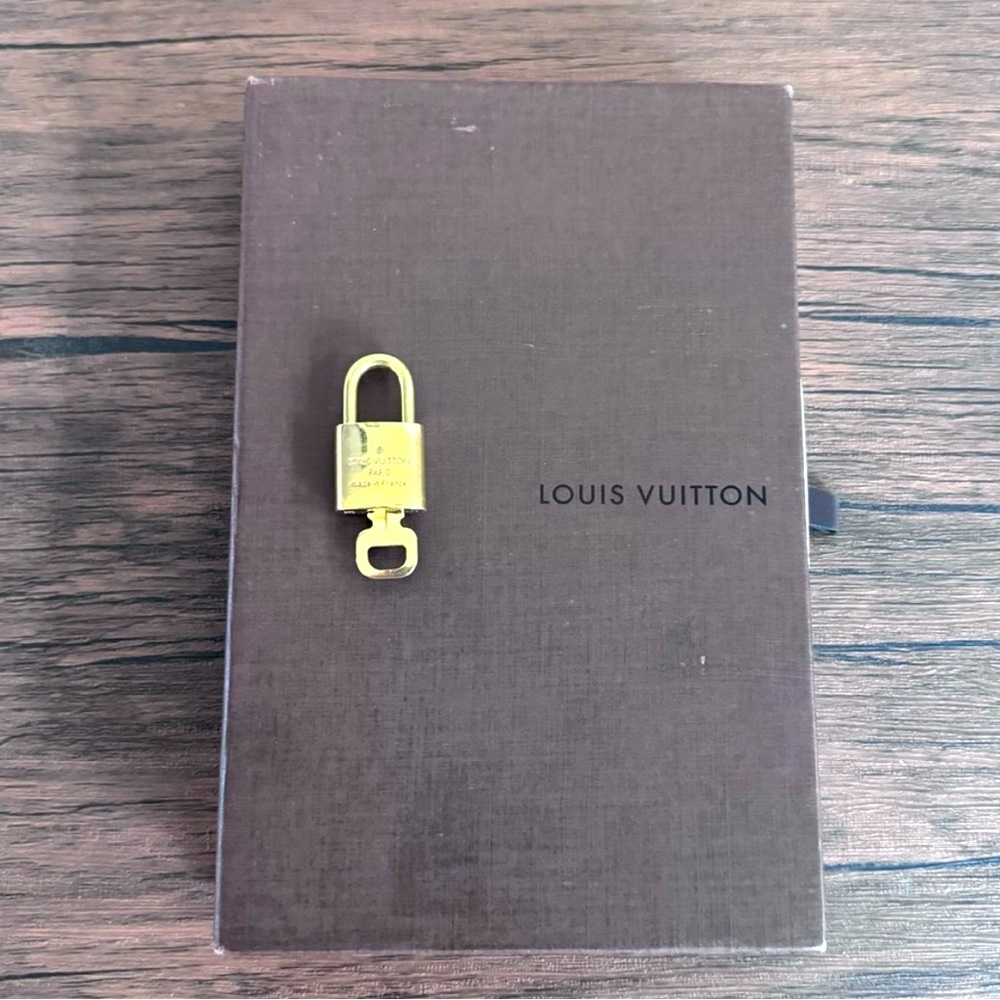 LOUIS VUITTON WALLET KEY 316!
